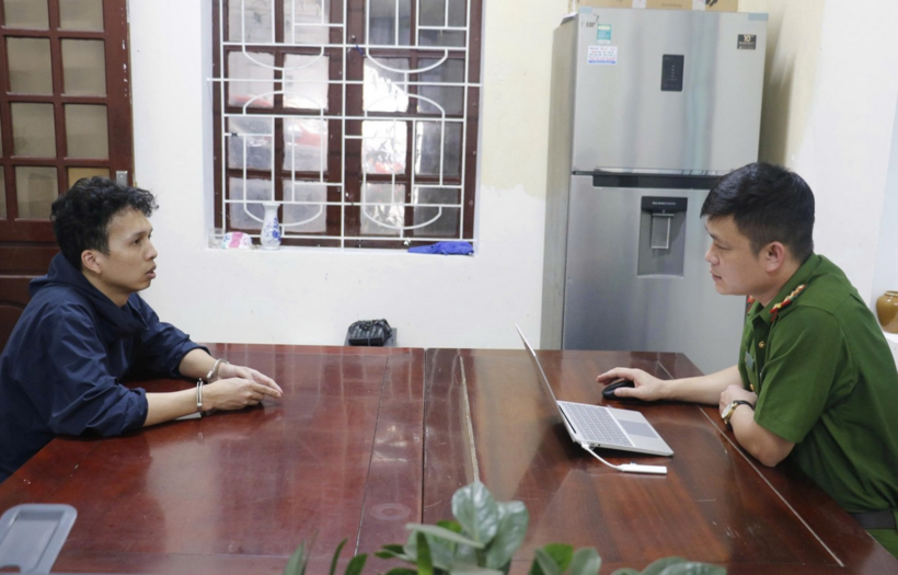 Cơ quan Công an lấy lời khai Nguyễn Văn Tuấn - đối tượng chủ mưu, cầm đầu ổ nhóm đánh bạc và rửa tiền. (Ảnh: Bộ Công an)