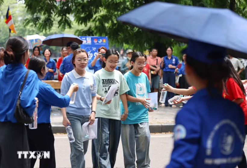 Thí sinh tới điểm thi Trường THPT Trần Nhân Tông để thi môn Ngoại ngữ. (Ảnh: Thanh Tùng/TTXVN)