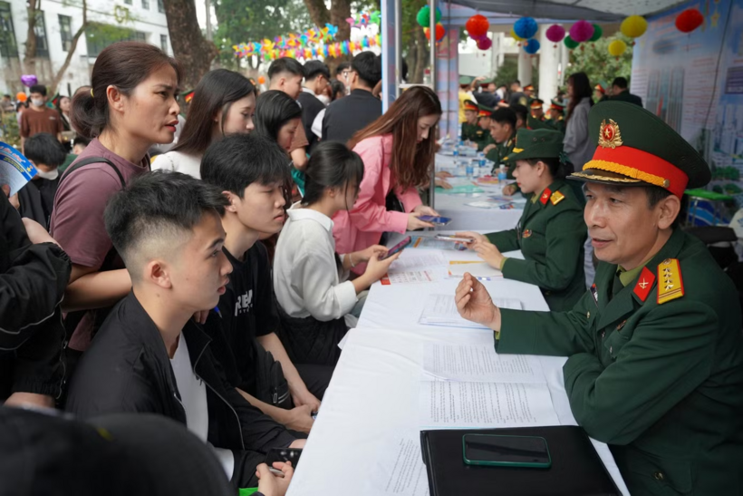 Tư vấn tuyển sinh vào các trường quân đội. Ảnh: Trọng Quân