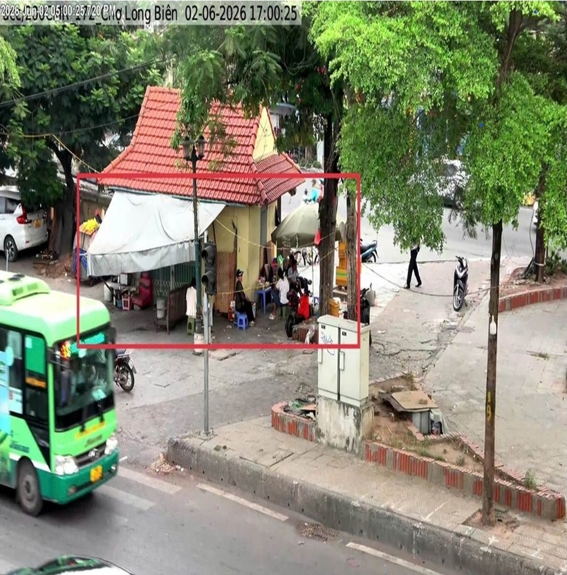 Vườn hoa đối diện chợ Long Biên, phường Hồng Hà – Sử dụng trái phép vỉa hè để bày bán hàng hóa. Ảnh Công an thành phố Hà Nội.