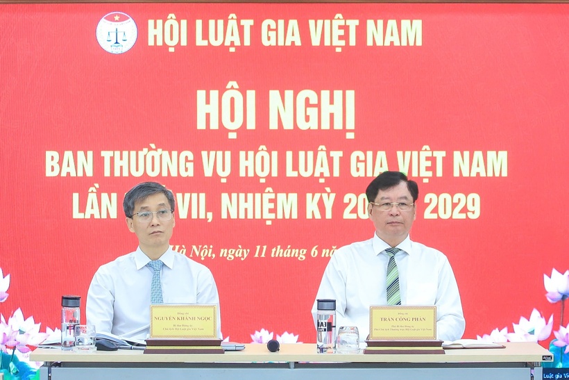 Đồng chí Nguyễn Khánh Ngọc – Bí thư Đảng ủy, Chủ tịch Hội Luật gia Việt Nam và đồng chí Trần Công Phàn – Phó Bí thư Đảng ủy, Phó Chủ tịch Thường trực Hội Luật gia Việt Nam chủ trì hội nghị.