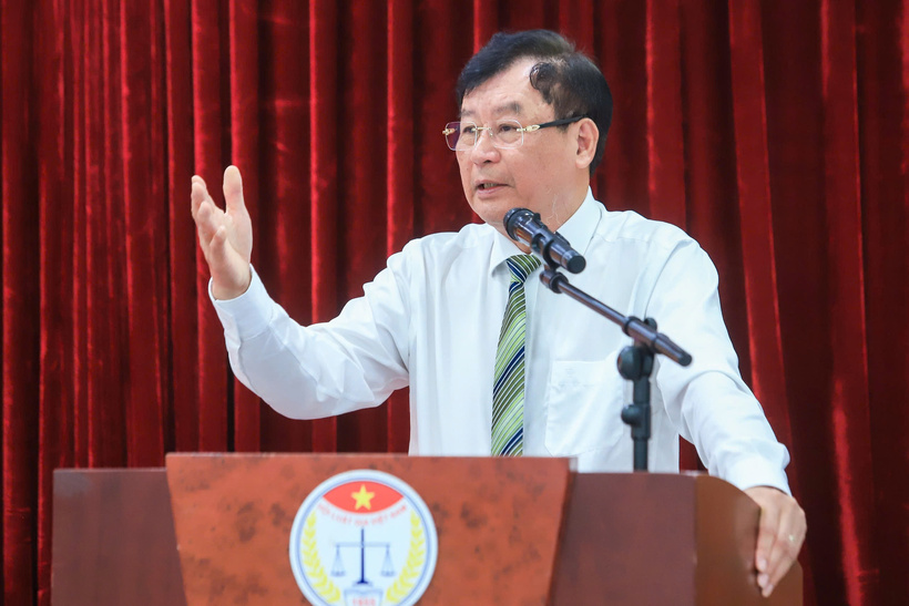 Đồng chí Trần Công Phàn – Phó Bí thư Đảng ủy, Phó Chủ tịch Thường trực Hội Luật gia Việt Nam báo cáo tại hội nghị.