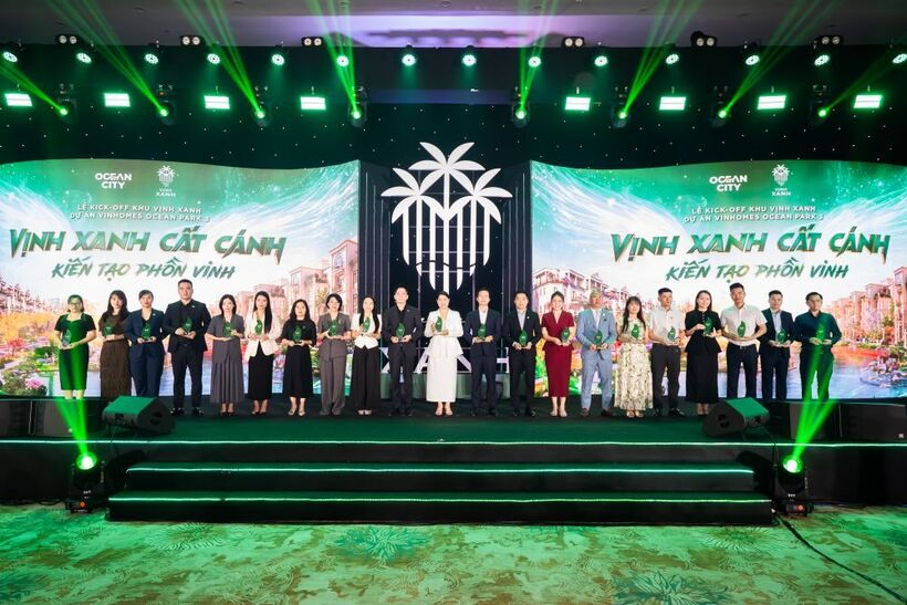 Đại diện 20 đại lý lên sân khấu nhận cúp lưu niệm từ chủ đầu tư Vinhomes tại sự kiện kick-off.