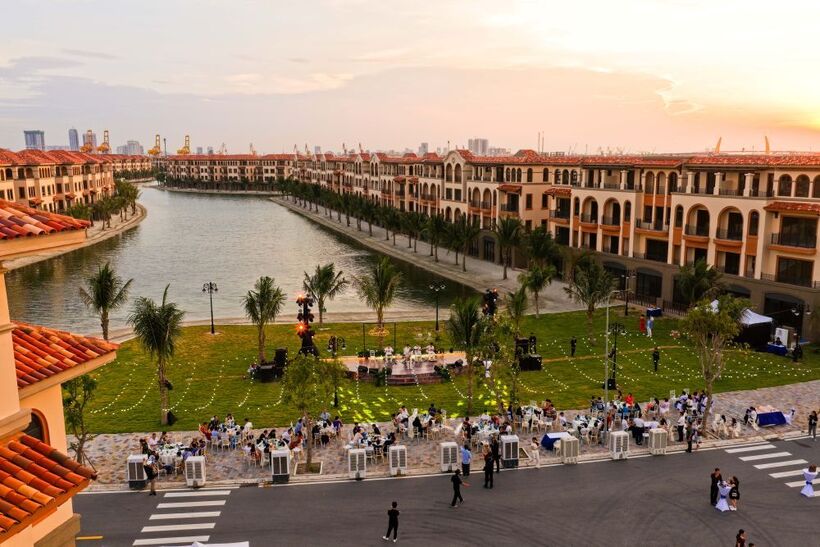 Không gian lãng mạn của Isla Bella thu hút đông đảo cư dân và khách mời tham dự Sunset Show 2026