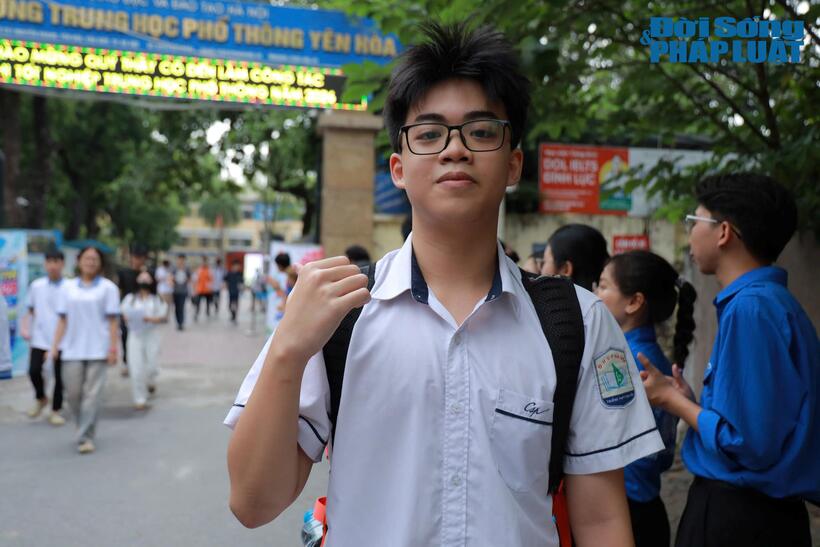 Việt Anh tự tin sau khi hoàn thành bài thi môn Toán.
