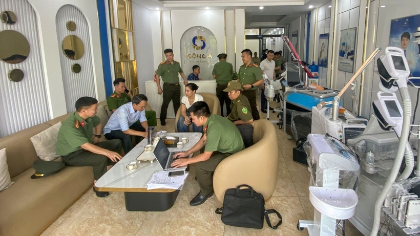 Lực lượng chức năng khám xét tại cơ sở Đông Á Beauty Center (phường Vĩnh Phúc, tỉnh Phú Thọ). Ảnh CACC