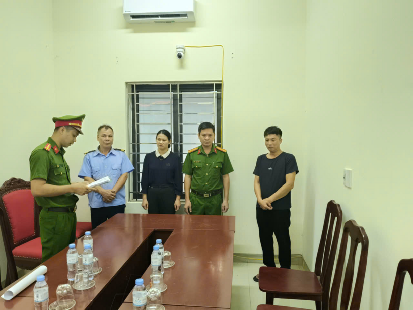Cơ quan Cảnh sát điều tra Công an tỉnh Phú Thọ tống đạt Quyết định khởi tố bị can,Lệnh bắt bị can để tạm giam đối với Nguyễn Hữu Trung (áo đen ngoài cùng bên phải)