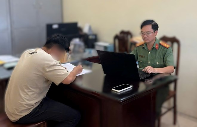 Cảnh cáo thiếu niên chia sẻ livestream đánh bạc online. Ảnh: Công an tỉnh Ninh Bình