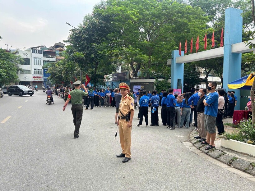 Tại khu vực cổng các trường học tổ chức thi, lực lượng CSGT phối hợp với Công an cơ sở.