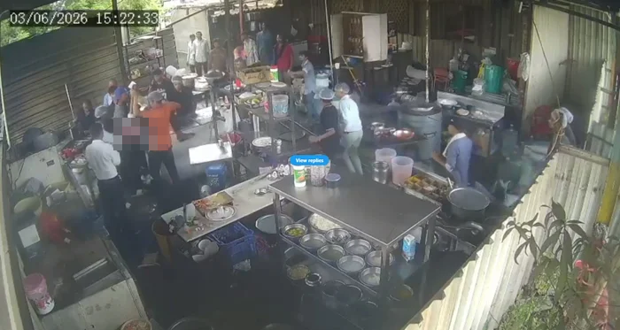 Mặc dù được đưa đến bệnh viện cấp cứu nhưng do vết thương quá nặng nên nạn nhân đã tử vong. Ảnh cắt từ clip