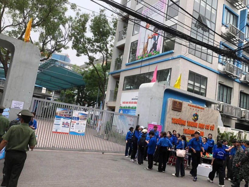 Hình ảnh tại điểm thi trường THCS Thành Công, Hà Nội.