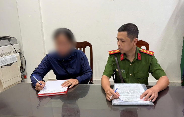 Bà Y. thừa nhận nội dung phản ánh trong video là đúng sự thật và bày tỏ nguyện vọng hoàn trả số tiền đã thu không đúng cho vị khách nước ngoài. Ảnh: Tuổi Trẻ