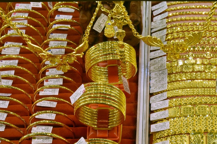Giá vàng miếng SJC bán ra "bốc hơi" từ 5 - 5,5 triệu đồng/lượng so với đầu giờ sáng qua, xuống mức bán ra từ 138,3 - 138,8 triệu đồng/lượng. Ảnh minh họa