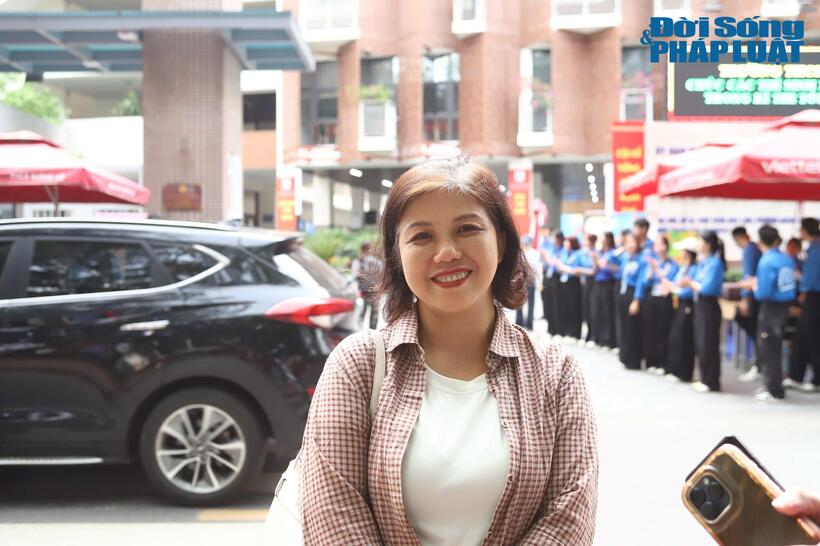 Chị Cao Thị Thu Hương, phụ huynh có con dự thi tại điểm thi Trường THCS Giảng Võ.