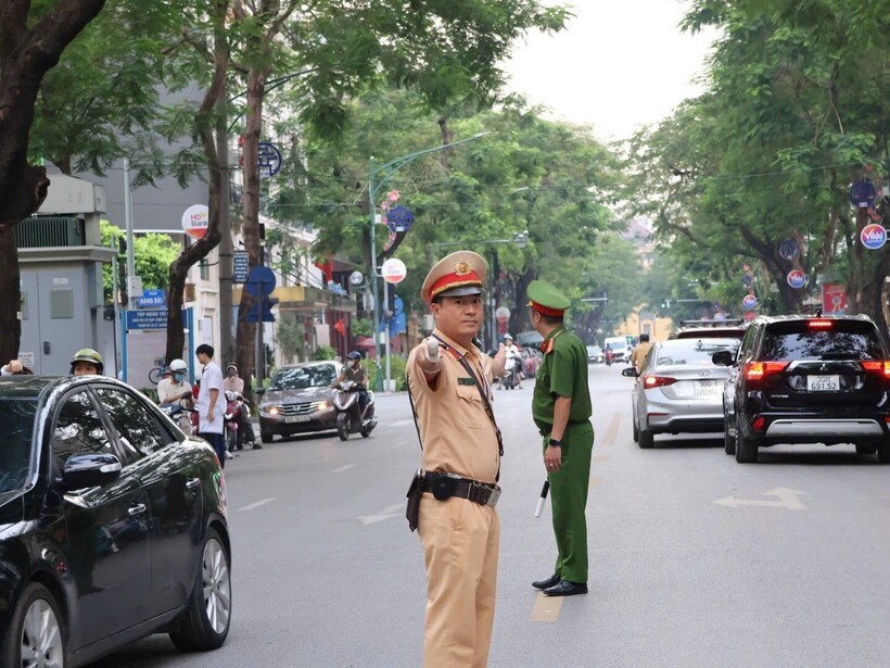 Trong buổi sáng ngày thi đầu tiên, lưu lượng phương tiện trên nhiều tuyến đường tăng cao do trùng với khung giờ cao điểm.