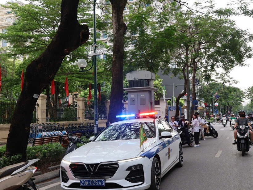 Phòng Cảnh sát giao thông Hà Nội duy trì các tổ công tác tuần tra lưu động trên các tuyến đường trọng điểm, sẵn sàng hỗ trợ thí sinh gặp sự cố phương tiện.