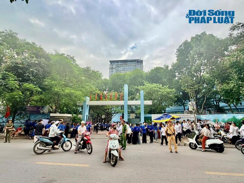 Lực lượng CSGT Hà Nội phân luồng giao thông, đảm bảo an toàn tại cổng trường thi tốt nghiệp THPT 2026.