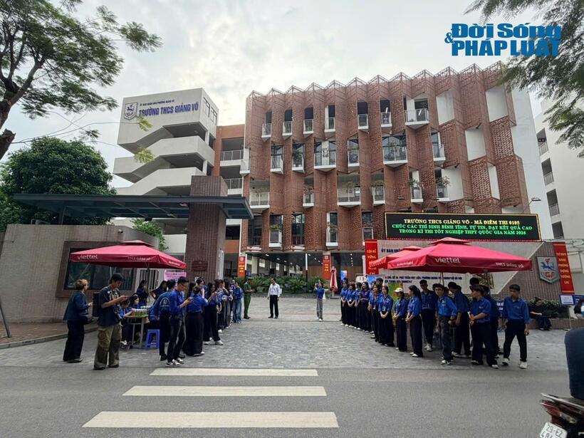 Bên cạnh lực lượng chức năng, hình ảnh các đoàn viên thanh niên áo xanh tình nguyện đã trở thành điểm nhấn quen thuộc mỗi mùa thi.