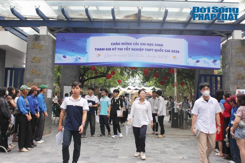Kết thúc 90 phút làm bài môn Toán, nhiều thí sinh rời phòng thi với tâm trạng phấn khởi.