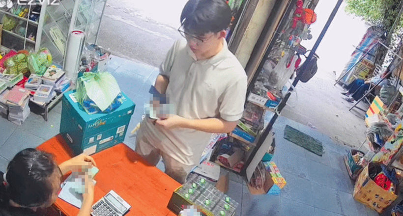Phát hiện khách đưa nhầm nhiều tờ tiền, chủ quán trả lại tại chỗ. Ảnh cắt từ clip