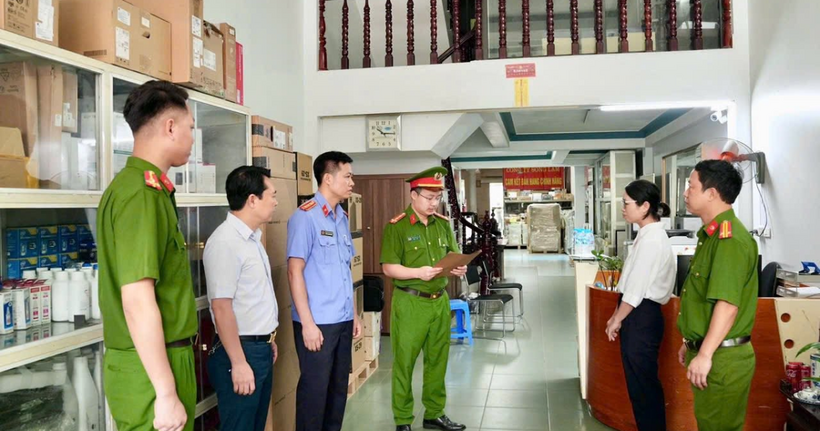 Cơ quan Cảnh sát điều tra đọc lệnh khám xét khẩn cấp nơi ở và nơi làm việc của Nguyễn Thị Thanh Huyền, Giám đốc Công ty TNHH Thương mại và Dịch vụ Sông Lam.