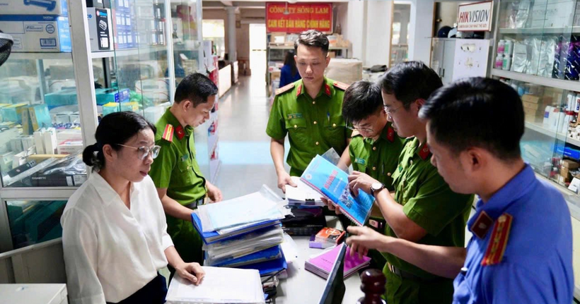 Cơ quan CSĐT Công an tỉnh Phú Thọ tiến hành khám xét nơi làm việc và nơi ở của Nguyễn Thị Thanh Huyền, Giám đốc Công ty TNHH Thương mại và Dịch vụ Sông Lam.