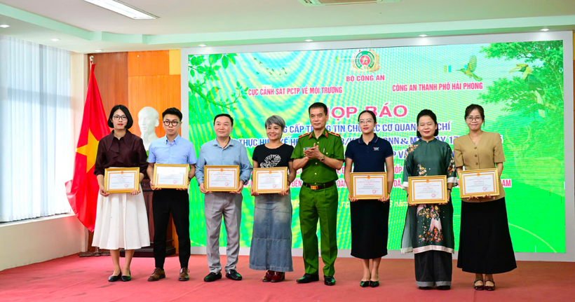 Thiếu tướng Hà Xuân Duy, Phó Cục trưởng Cục Cảnh sát phòng chống tội phạm về môi trường trao tặng Giấy khen cho các phóng viên có thành tích xuất sắc trong công tác tuyên truyền bảo vệ môi trường và đấu tranh phòng, chống tội phạm, vi phạm pháp luật về môi trường, tài nguyên và an toàn thực phẩm