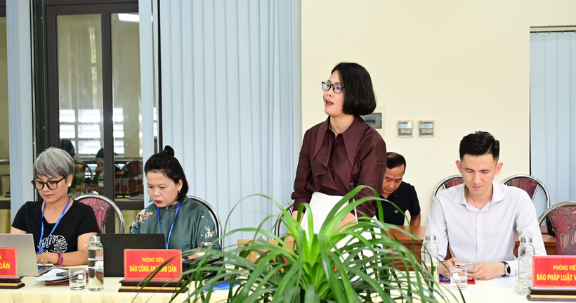 PV ĐS&PL đặt câu hỏi tại buổi họp báo.