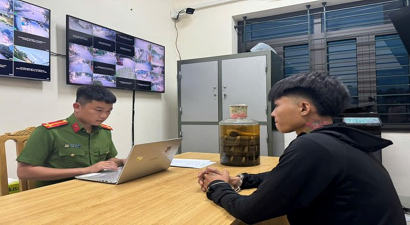 Công an phường Lê Hồ làm việc với Trương Văn Tính. Ảnh: Công an Ninh Bình