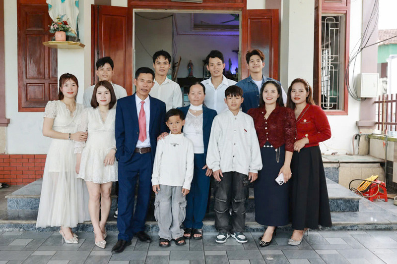 Vợ chồng ông Trí bên 10 người con.