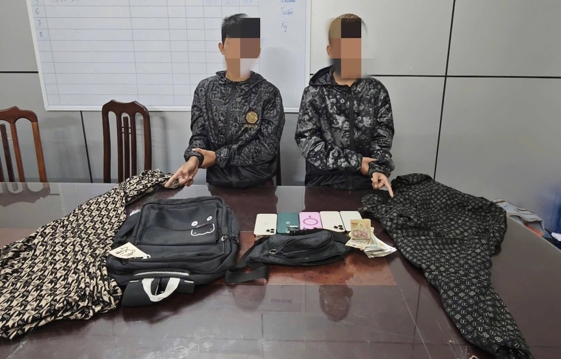 2 đối tượng Ngô Thanh Thương và Huỳnh Hiếu cùng số tang vật tại cơ quan Công an. Ảnh CACC