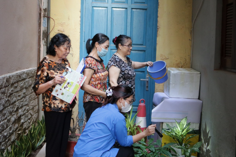 Người dân nên dành thời gian để rà soát tất cả ổ lăng quăng, bọ gậy trong nhà. Ảnh: Dân trí