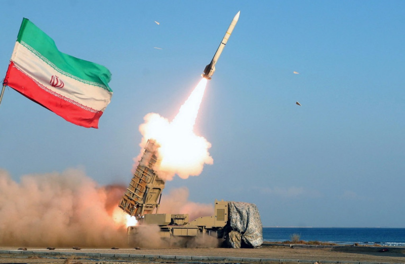 Một tên lửa của Iran tham gia cuộc tập trận thường niên ở khu vực ven biển Vịnh Oman và gần Eo biển Hormuz (Ảnh: Reuters).