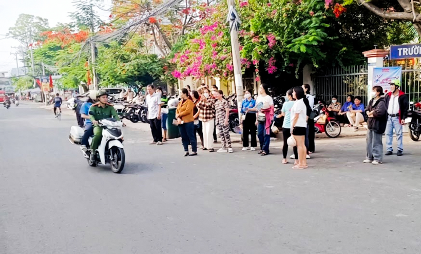 Công an phường Châu Đốc đến nhà đưa thí sinh ngủ quên đến điểm thi kịp thời.