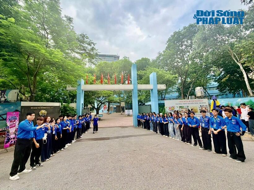 Lực lượng thanh niên tình nguyện hỗ trợ hướng dẫn thí sinh và phân luồng giao thông tại khu vực cổng trường.