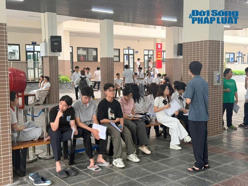 Từ sáng sớm, nhiều thí sinh có mặt tại điểm thi để kiểm tra thông tin và chuẩn bị tâm lý trước giờ làm bài.