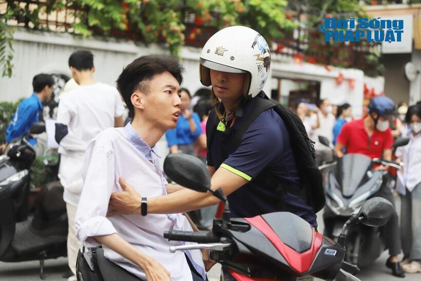 Anh Lâm cùng con trai tại điểm thi