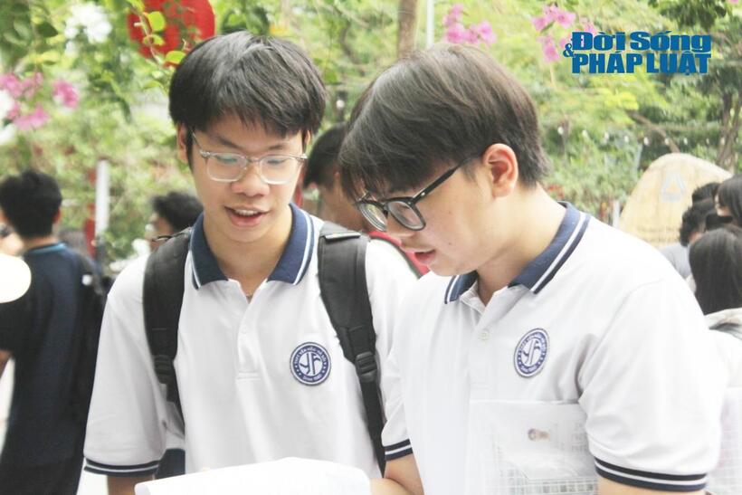 Cặp đôi bạn thân tiếc nuối vì không đọc kỹ đề.
