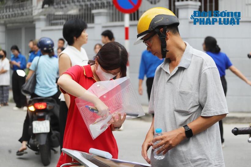 Phụ huynh dặn dò trước khi con em vào thi.