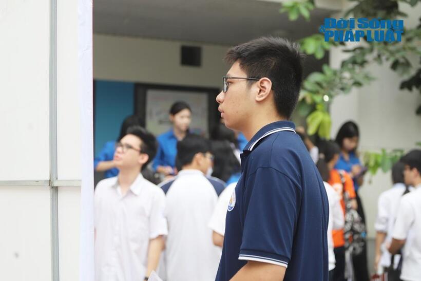 Các thí sinh kiểm tra lại thông tin trước khi vào phòng thi