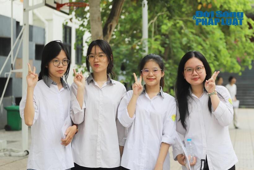 Nhóm bạn cho biết đã đự đoán trúng đề có liên quan AI, tuy nhiên Linh cũng không khỏi bất ngờ trước câu hỏi phần nghị luận.