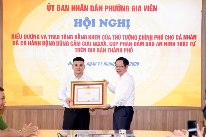 Ông Vũ Tiến Phụng, Phó Chủ tịch UBND TP Hải Phòng trao Bằng khen của Thủ tướng và tặng hoa chúc mừng anh Phạm Thế Huy Hoàng. (Ảnh: VTC News)