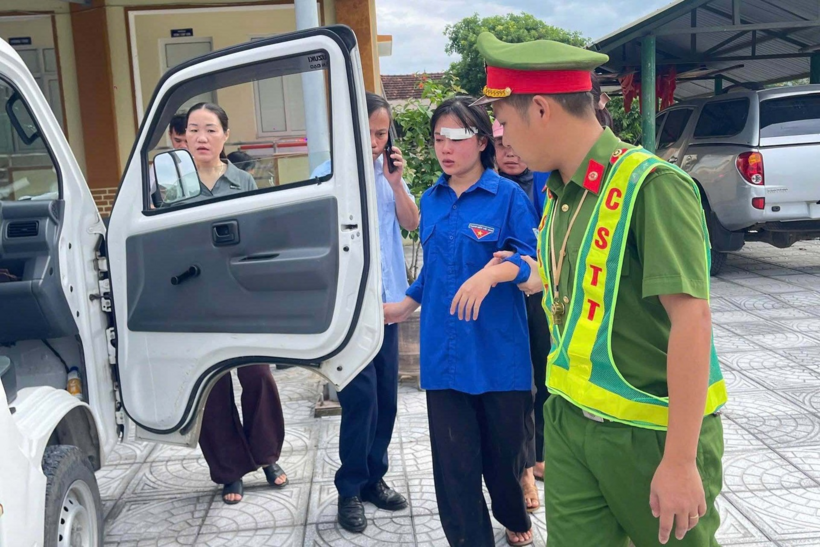 Em Như được Công an xã Tuyên Hóa, tỉnh Quảng Trị dùng xe chuyên dụng đưa đến trường thi. Ảnh: Dân trí