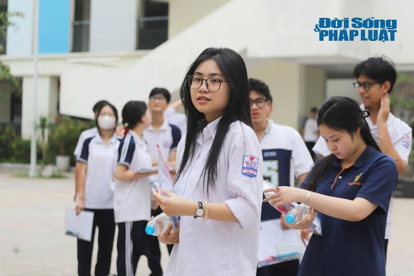 Thí sinh dự thi tốt nghiệp THPT sáng 11/6. Ảnh: Lê Liên