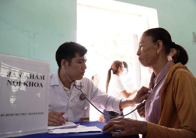 Người dân xã Sơn Cẩm Hà được khám sức khỏe miễn phí. (Ảnh: Mạnh Cường/báo Thanh Niên)