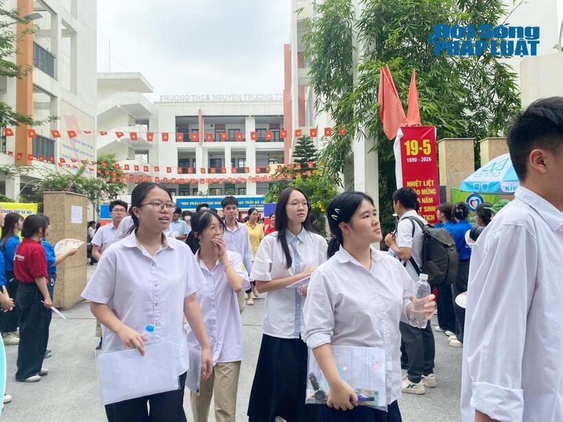 Thí sinh "thở phào" hoàn thành xong môn Ngữ văn.