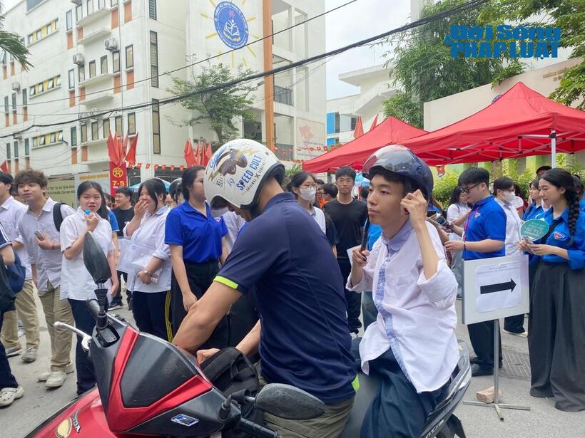 Thí sinh đặc biệt được bố hỗ trợ sau khi hoàn thành môn thi đầu tiên