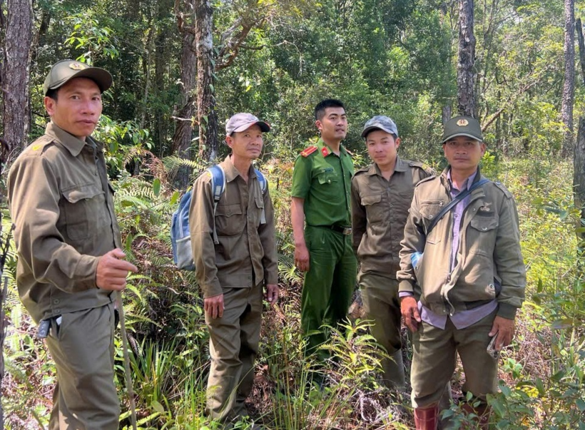 Lực lượng chức năng thực hiện tìm kiếm bà K'Tik bị lạc trong rừng. Ảnh: Công an Lâm Đồng