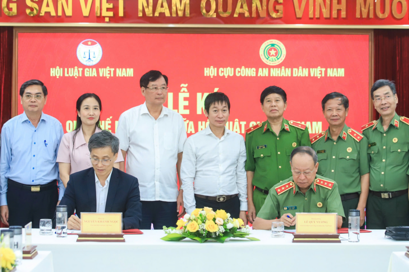 Ông Nguyễn Khánh Ngọc – Bí thư Đảng ủy, Chủ tịch Hội Luật gia Việt Nam và Thượng tướng Lê Quý Vương - Chủ tịch Hội Cựu Công an nhân dân Việt Nam ký Quy chế phối hợp.
