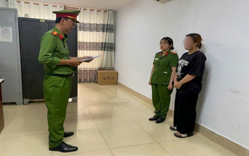 Cơ quan điều tra thi hành lệnh bắt bị can N.T.M.N (áo đen).